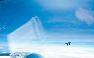 毛寧：美派艦機偵察危害國家安全  解放軍戰機南海攔截美軍機