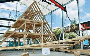 巴黎聖母院以13世紀木藝重建屋頂