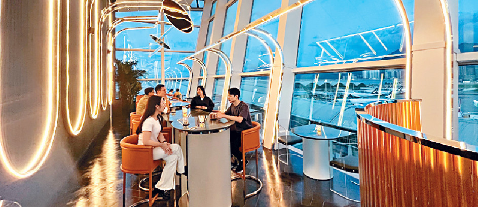 ■「天際走廊」最近有新酒吧進駐，上機前旅客可品嚐雞尾酒，同時俯瞰停機坪的風光。