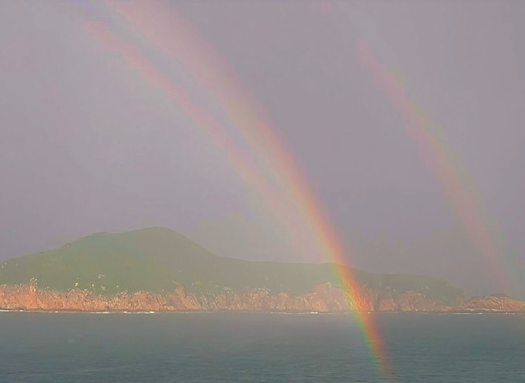 ■天文台嘅橫瀾島天氣相機，近日就拍到罕見嘅三彩虹奇景。