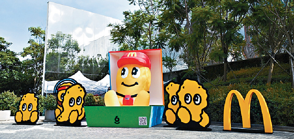 ■展覽場外設有逾2米高嘅巨型麥樂雞盒，等大家打卡。p/　　
