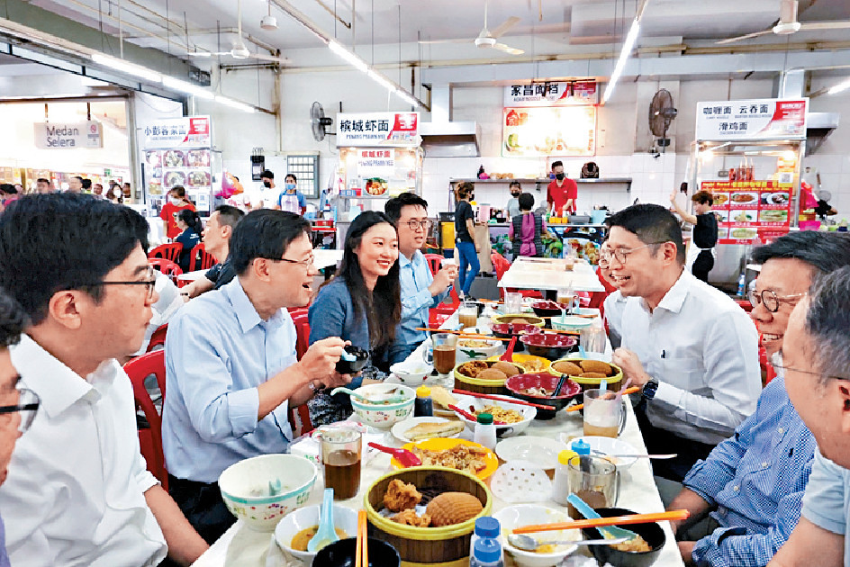 ■李家超約咗幾位香港駐雅加達經貿辦嘅同事，到一個市集餐廳，品嚐地道馬來西亞早餐。