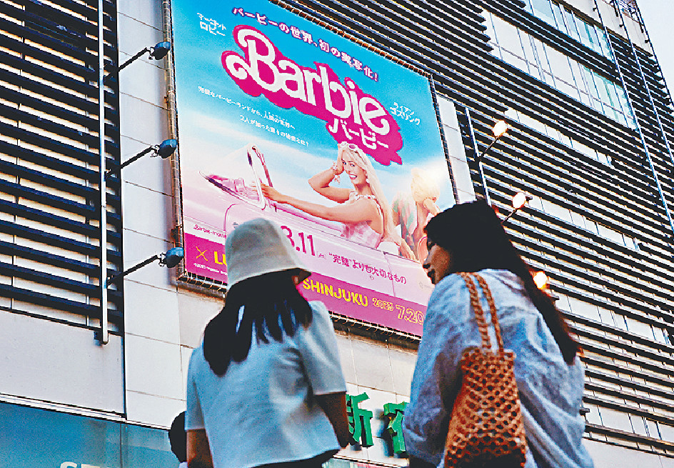 ■最近Barbie真人電影上映，並帶動玩具熱賣。p/　　