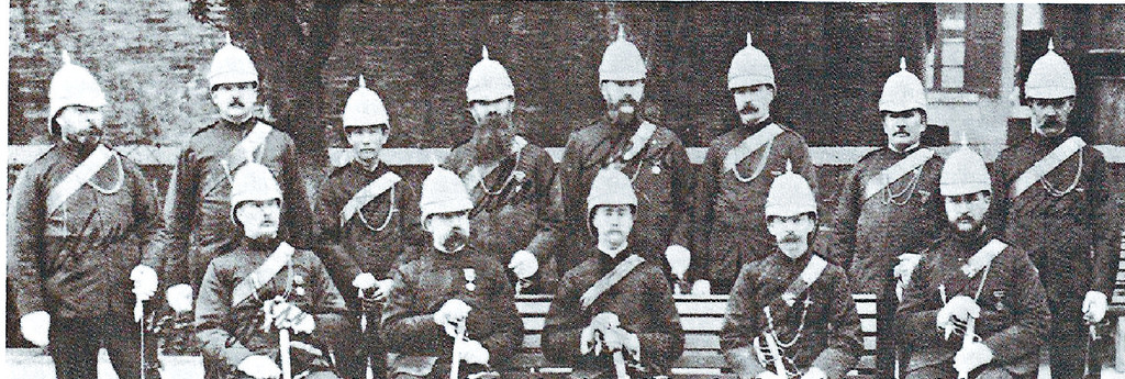 ■1885年一批高級警官攝於大館，後排左三是香港第一位華裔督察昆山。
