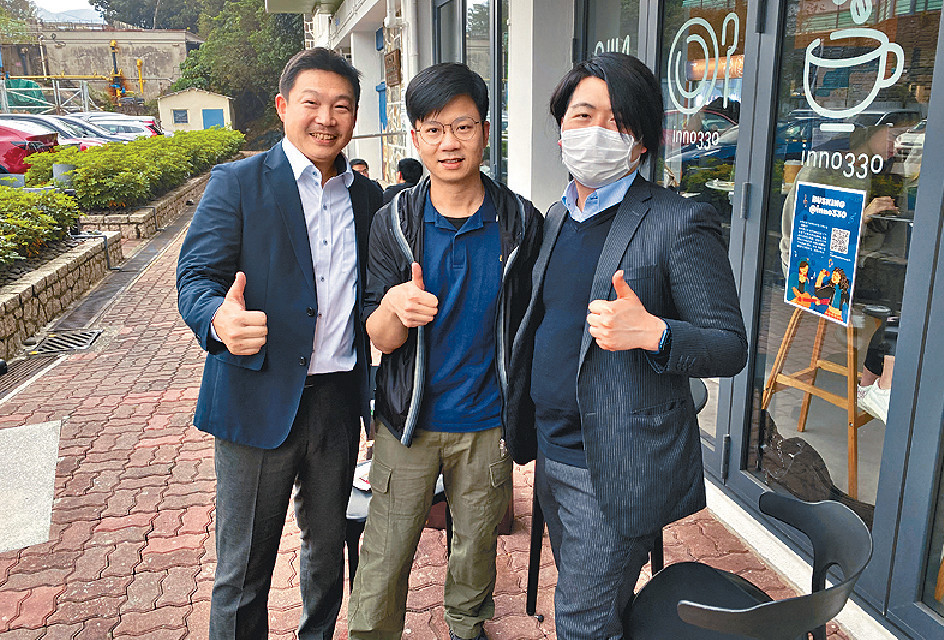 ■醫療初創公司AI Medical Service（AIM）兩位代表Masayuki Tokano（左）及Kenichiro Suzuki（右）早前來港與中大研究及知識轉移服務處經理文志偉博士（中）會面，商討合作細節。p/　　
