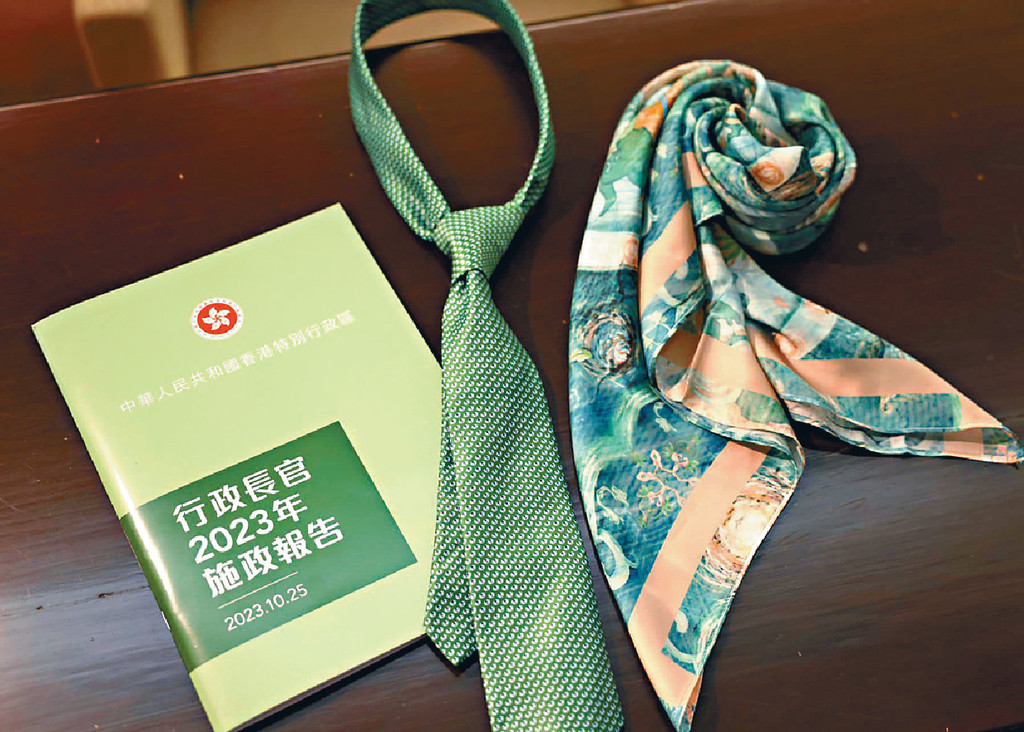 ■李家超團隊會一齊穿戴HKDI師生製作嘅綠領呔同領巾，宣讀以綠色作封面的《施政報告》。p/　　