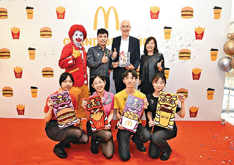 ■香港麥當勞行政總裁黎韋詩（後排右一）為員工帶來喜訊，每人可獲派發港幣500元「麥麥打氣」利是。
