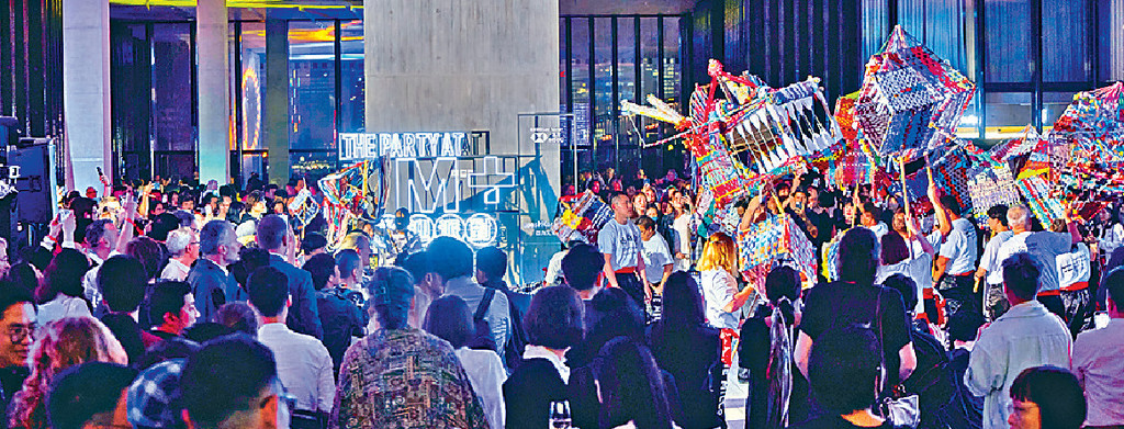 ■M+去年在香港藝術周舉行派對，邀請世界各地的賓客參與，約3000人出席。p/　　