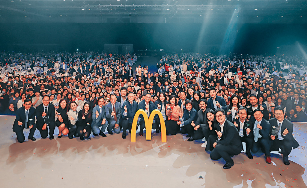 香港麥當勞行政總裁黎韋詩喺年度晚宴同逾8000名員工開心慶祝龍年。