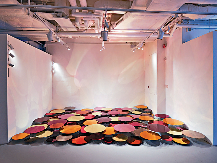《聚光：傳承到未來》展出女性藝術家的作品，圖為Liz West創作的3 x 5米大型場地特定沉浸式裝置作品《Our Colour Reflection》。