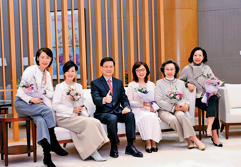 李家超向司局長團隊中嘅女士送上花束，多謝佢哋盡心盡力為香港服務。