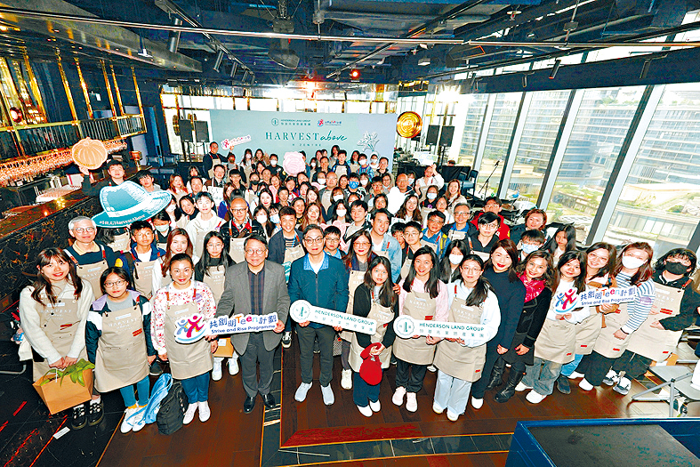 政務司司長陳國基及恒基地產執行董事黃浩明，與100位共創明「Teen」計劃的友師和學員參加 『Harvest Above』有機農耕體驗活動。