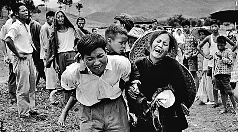 1962年，陳橋在邊境拍下多張內地同胞逃港的難忘照片。