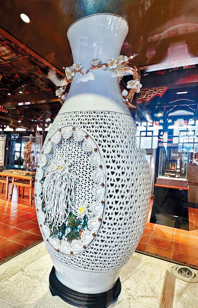 60年代燒製的潮州彩瓷《通花瓶》。