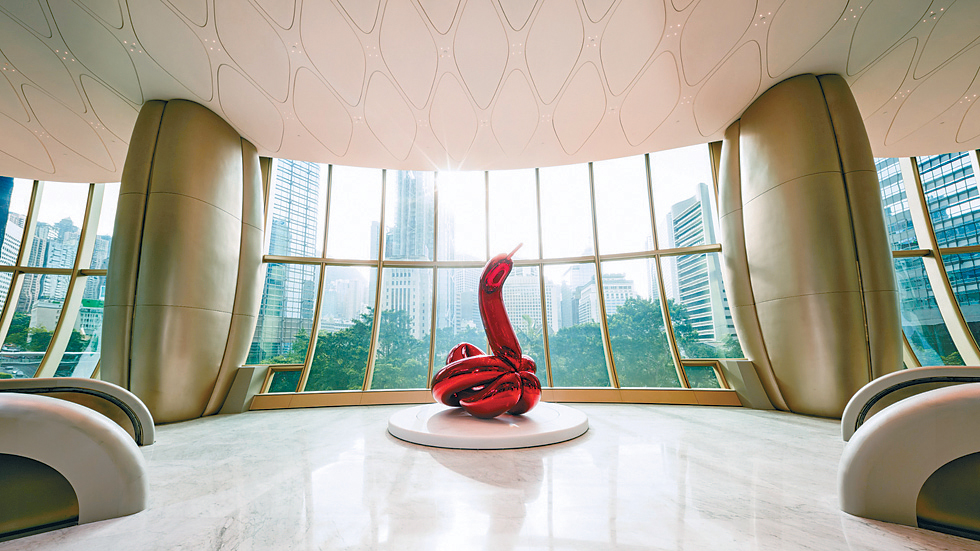 「氣球天鵝（紅色）」約3米高，重逾3公噸，喺自巴黎高古軒畫廊首度亮相後，首次喺亞洲展出。