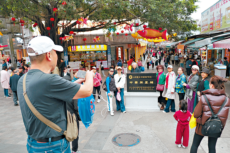 沙頭角第二期開放計劃展開以來，吸引好多市民到場遊玩。因為太受歡迎，7月起會將個人禁區證嘅申請名額，試行將每日上限提升至2300個。